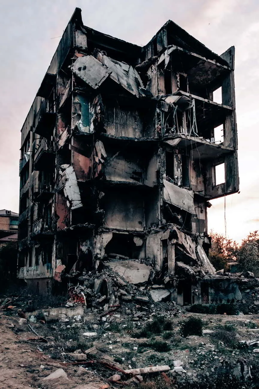 Wohnblock in Borodjanka nach russischem Raketenangriff. Photo: Chris Bolze, 2023